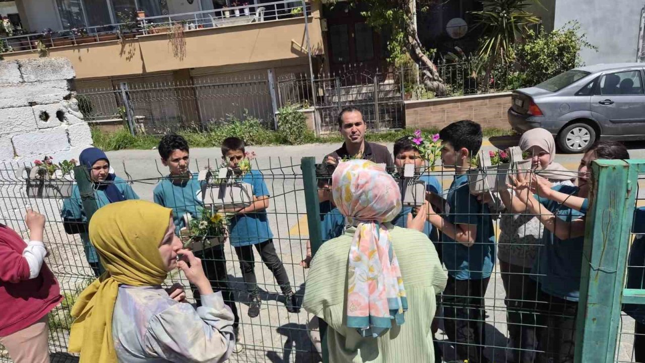 Öğrenciler çiçeklerle iyilik mesajı verdi