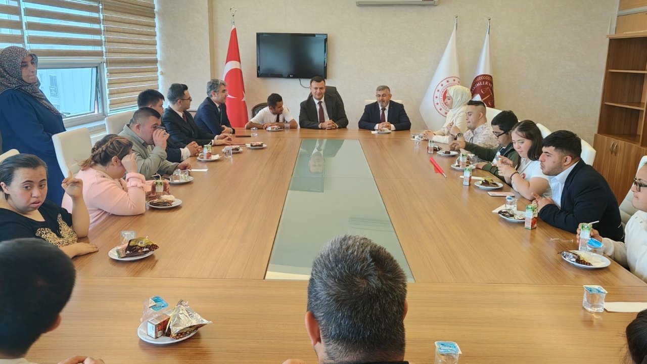 Adıyaman Adliyesi’nde down sendromlu çocuklardan "sevgi davası"