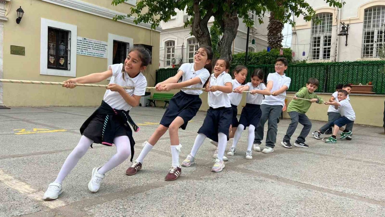 Kuşadası’nda çocuk atletizm şenliği renkli görüntülere sahne oldu