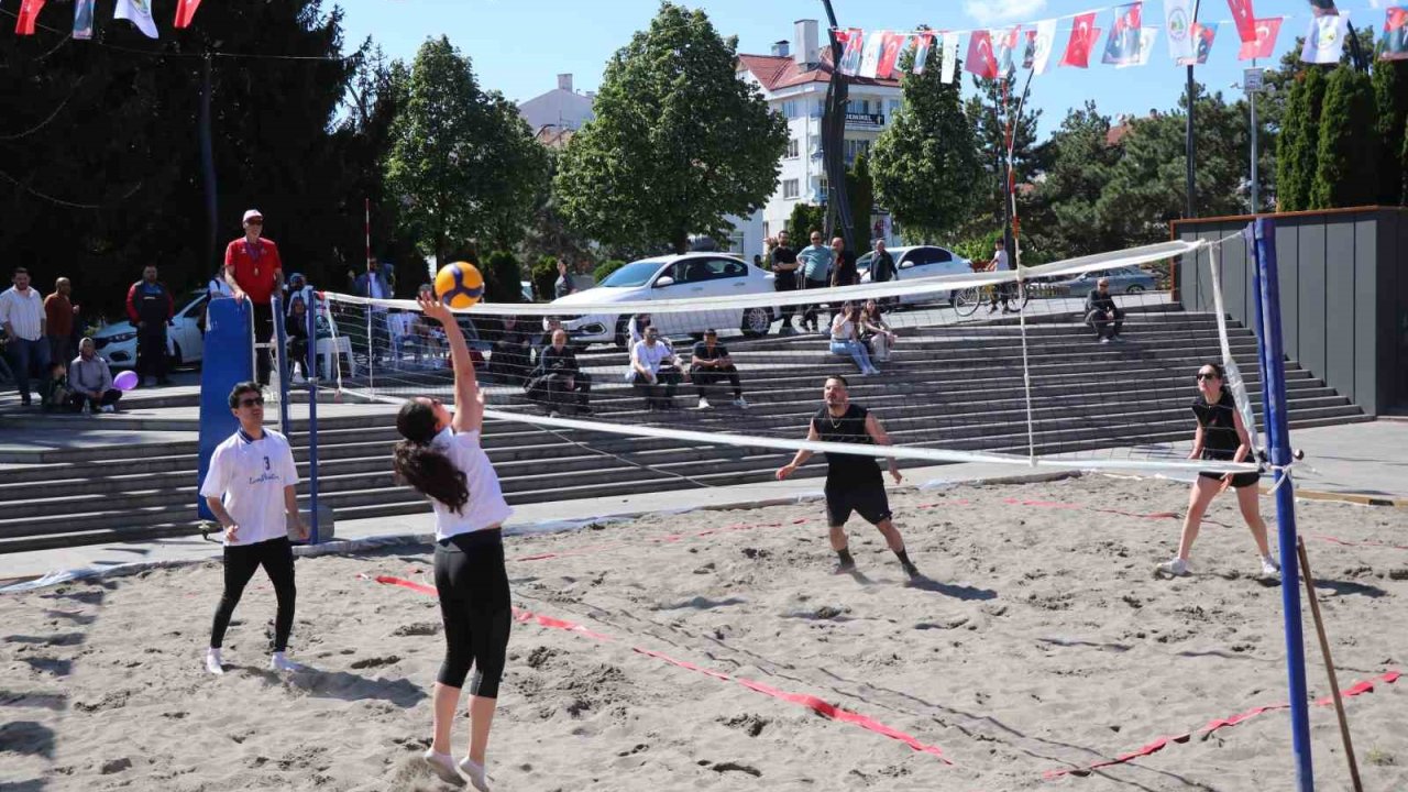 Denizi olmayan Bolu’da plaj voleybolu oynadılar
