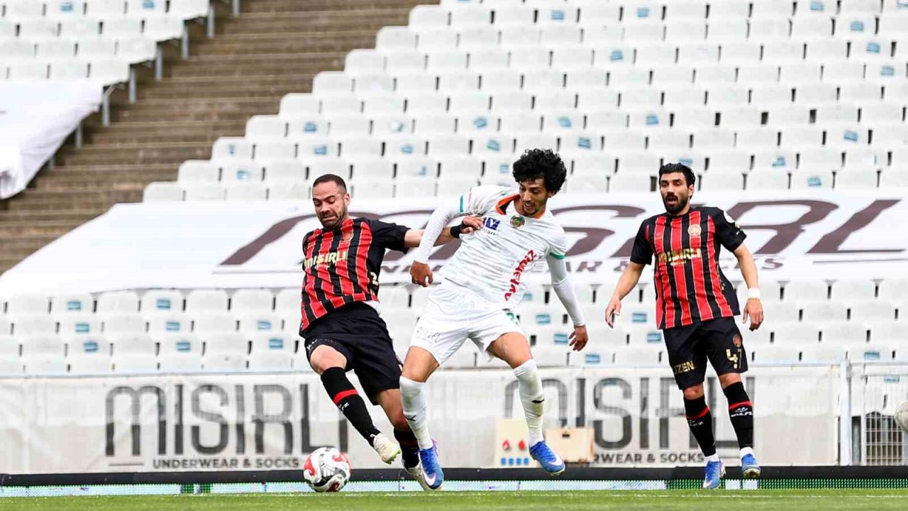 Trendyol Süper Lig: Fatih Karagümrük: 0 - Corendon Alanyaspor: 1 (İlk yarı)