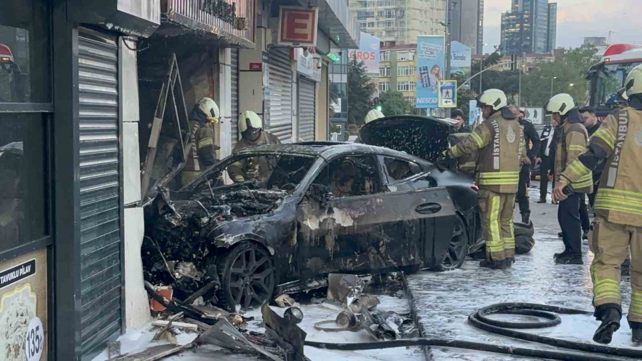 Şişli’de lüks araç dükkana girdi:2 yaralı