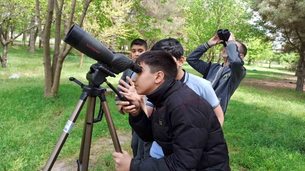 Iğdır’da "Doğa Öncüleri Projesi" kapsamında öğrencilere doğa ve kuş eğitimi