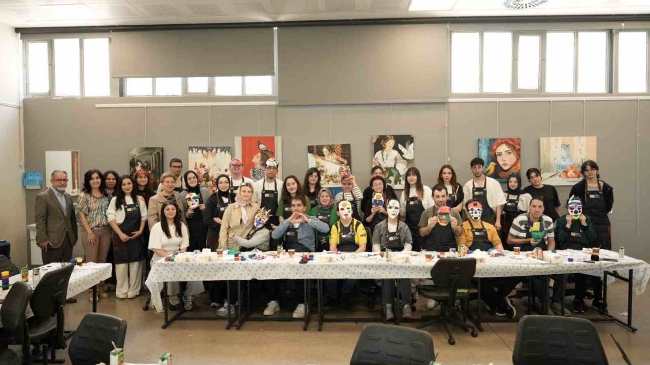 Özel bireyler hayal güçlerini maskelere yansıttı