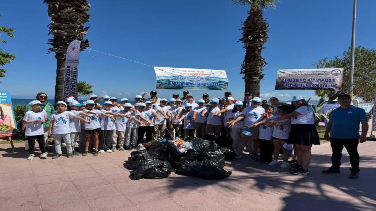 Kuşadası’nda öğrenciler sahilleri temizledi