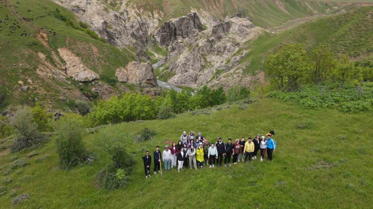 Öğrenciler Kızılağaç Kanyonu’nda doğa yürüyüşü yaptı