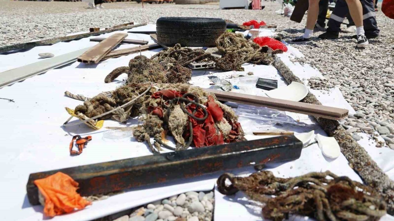 Antalya’da 4 etaptan oluşan deniz dibi temizliğinde yaklaşık 20 ton atık çıkartıldı