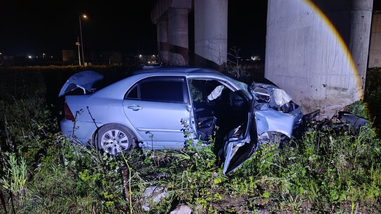 Kontrolden çıkan otomobil köprü ayağına çarparak durdu:  2 yaralı
