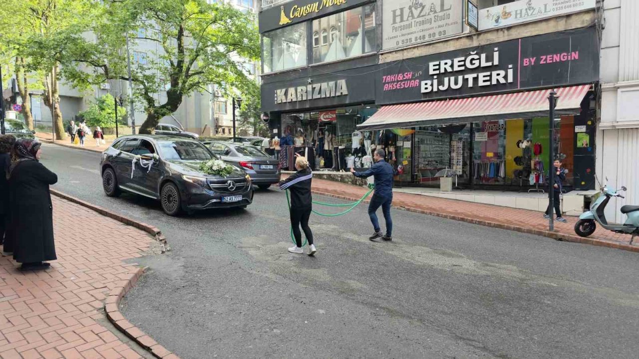 Düğün konvoyunu zincirli sürpriz durdurdu