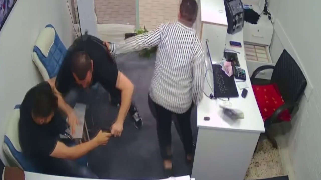 Silahla döviz bürosunu basan husumetlisine karşı boğuşarak hayatta kalmayı başardı