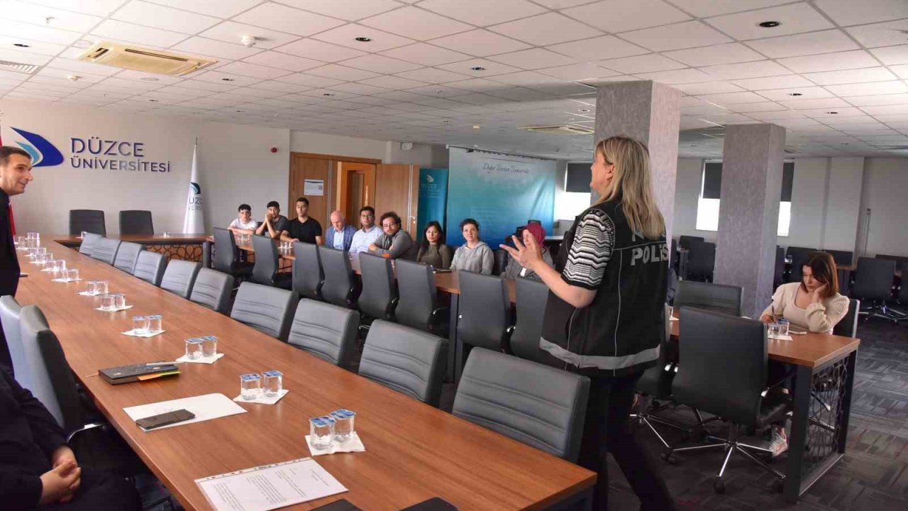 Düzce Üniversitesi’nde en iyi narkotik polisi anne konferansı