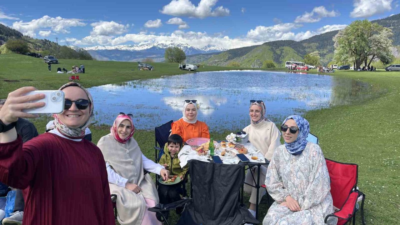 İki ay sonra kuruyacak göl için kilometrelerce yol geldiler
