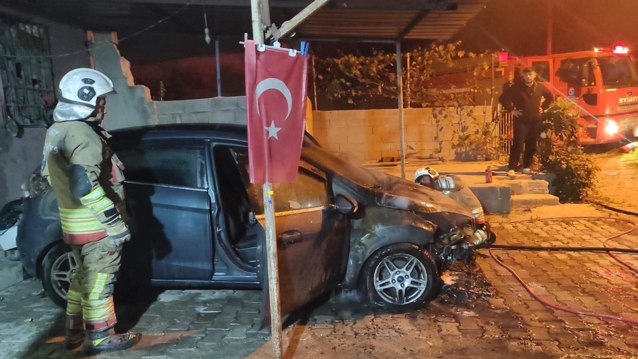 İskenderun’da otomobilin motorundan alevler yükseldi