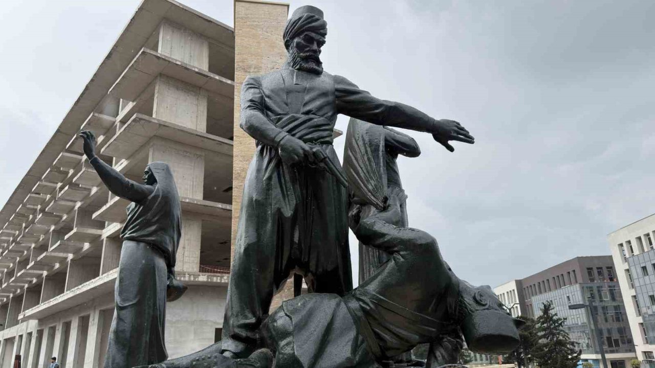 Kıbrıs Meydanı’ndaki anıt yeniden ait olduğu yerde