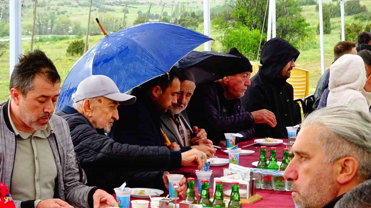Tavşanlı’da yağmura rağmen Hıdırellez coşkusu yaşandı