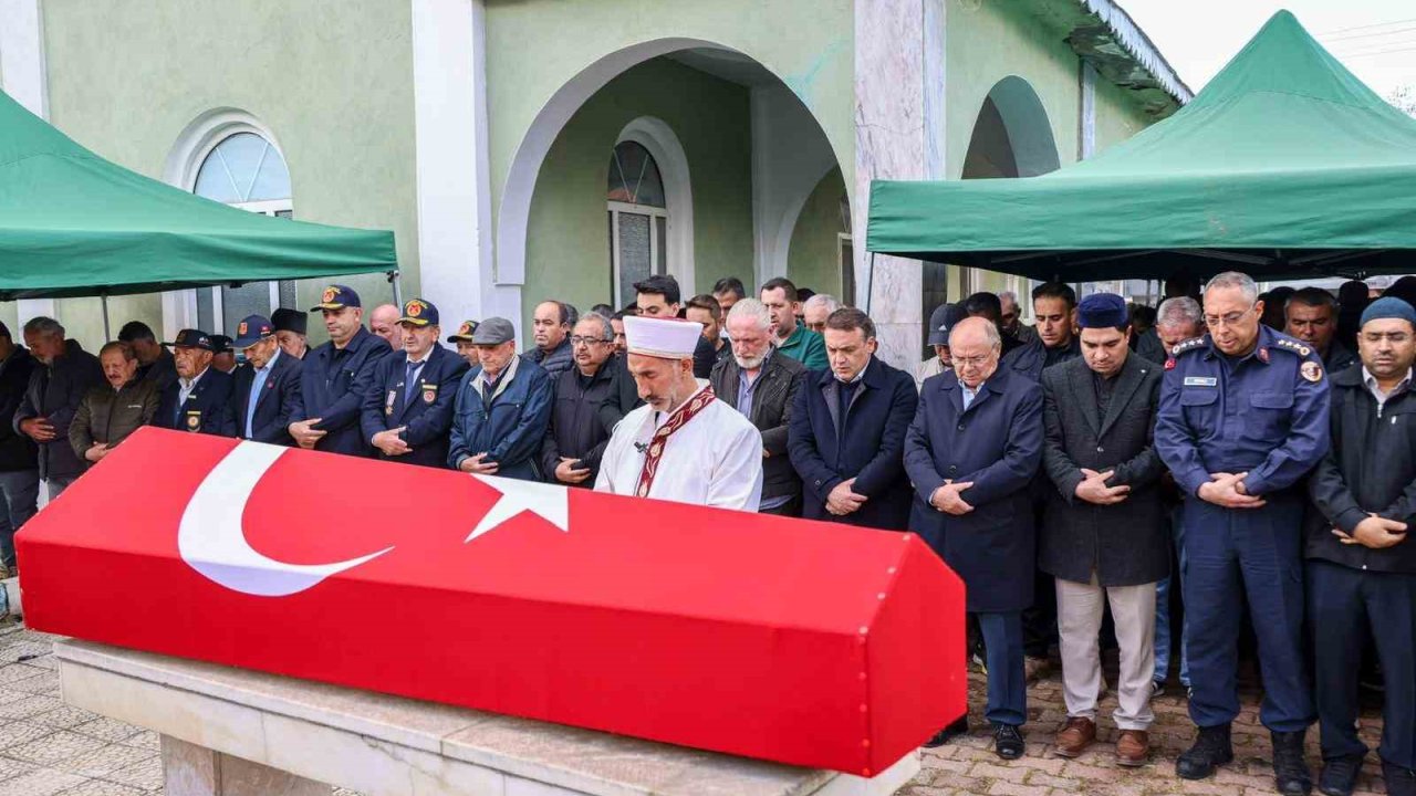 Vefat eden Kıbrıs gazisi son yolculuğuna uğurlandı
