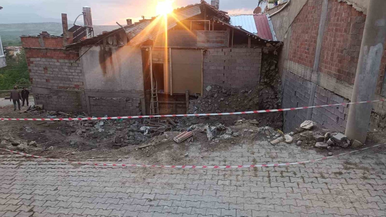 Yıkılan metruk evde oynayan çocuklar kurtuluş savaşına ait olduğu değerlendirilen el bombası buldu