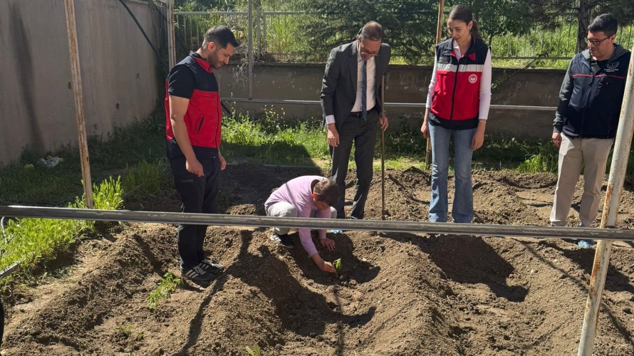 Emet’te minik eller toprakla buluştu