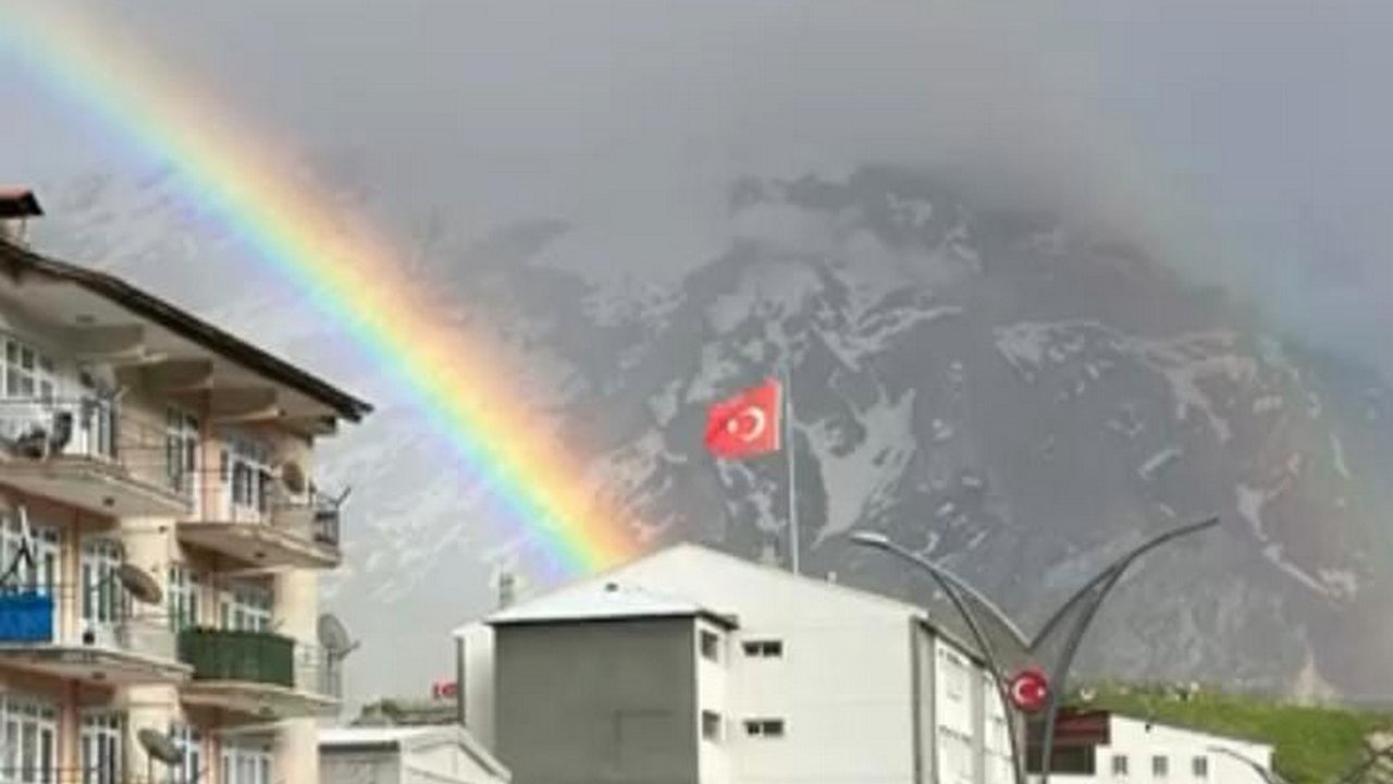 Hakkari’de yağış sonrası gökkuşağı güzelliği