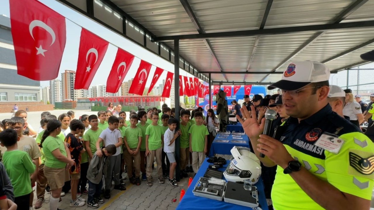 Mersin’de jandarmadan öğrencilere tanıtım etkinliği