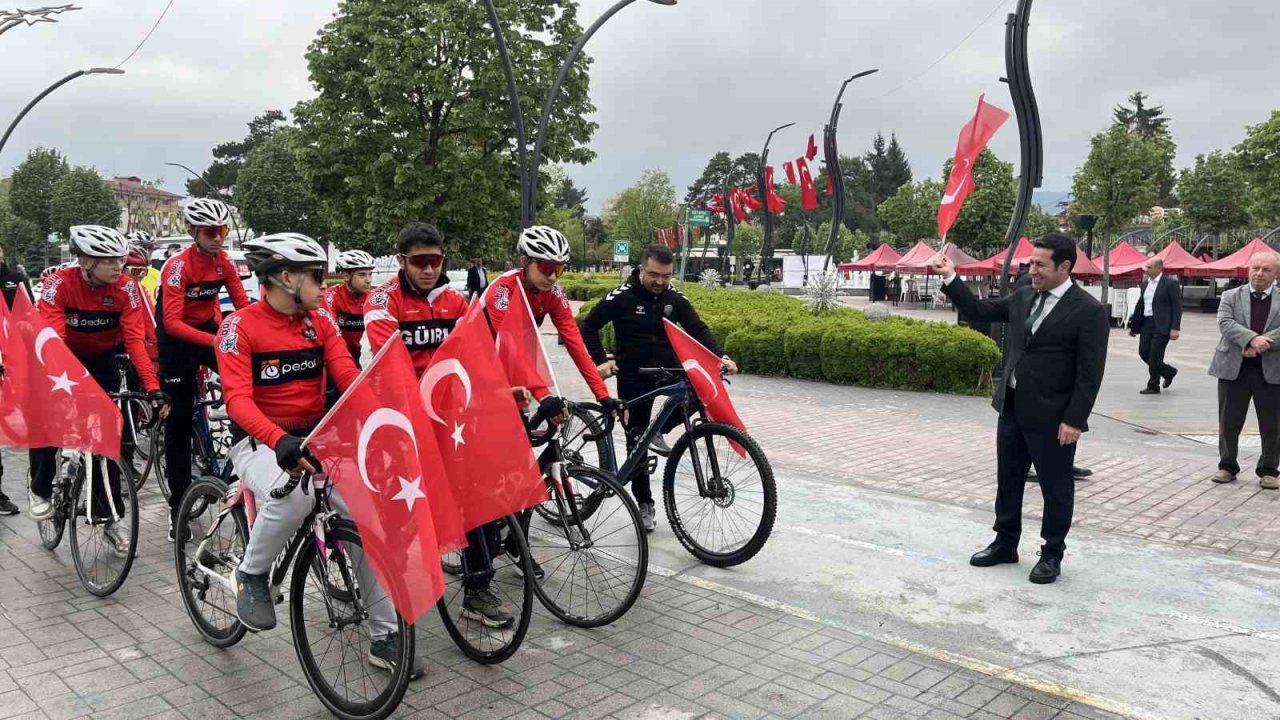 Bolu’da ellerinde Türk bayraklarıyla Gençlik Haftası’nda pedal çevirdiler