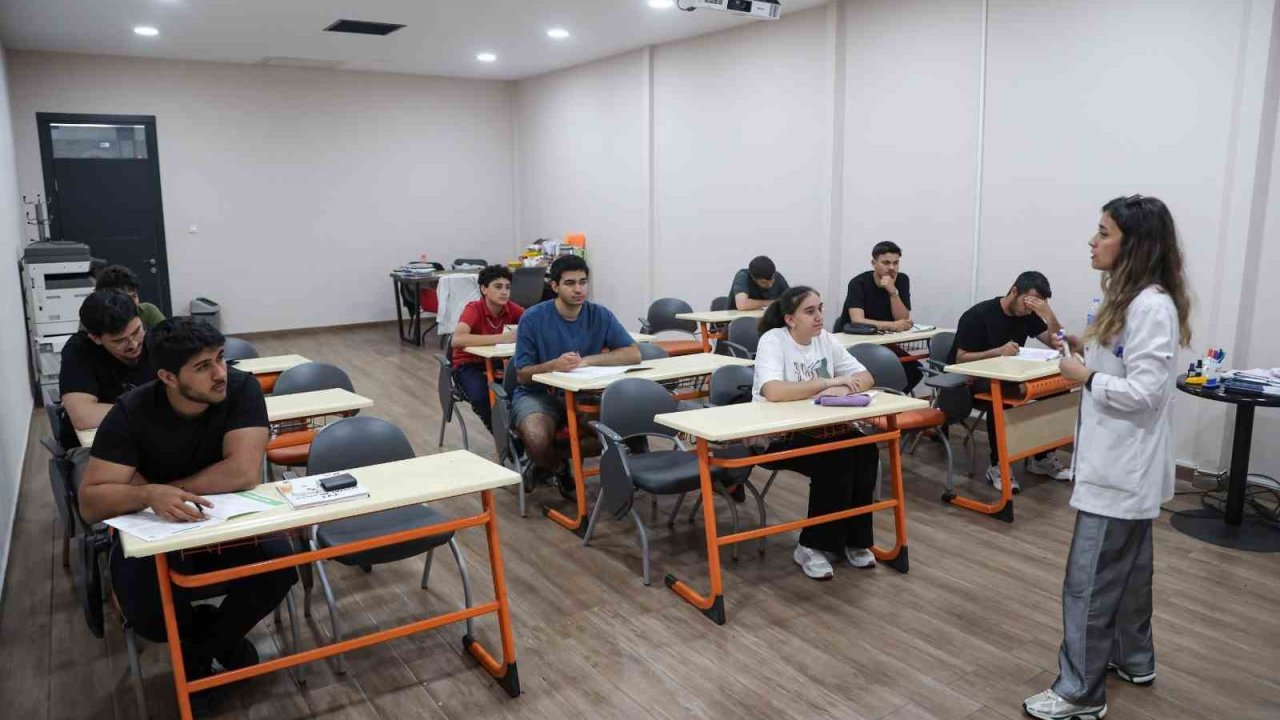 Efeler’de gençlere sınav desteği