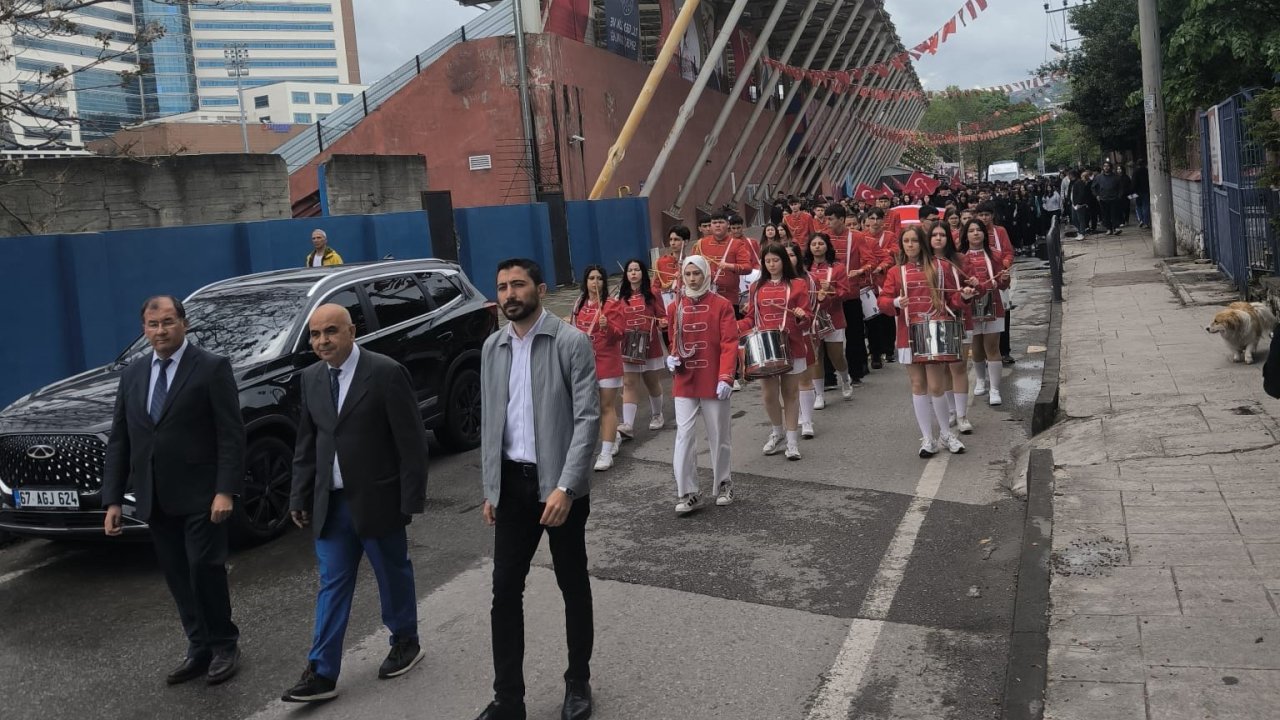 Fener Anadolu Lisesi’nden 19 Mayıs yürüyüşü