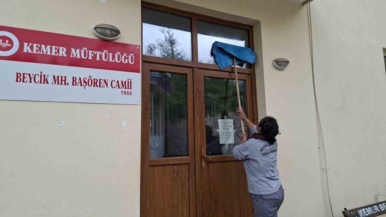 Antalya’nın Kemer ilçesinde  bayram öncesi camilerde temizlik seferberliği