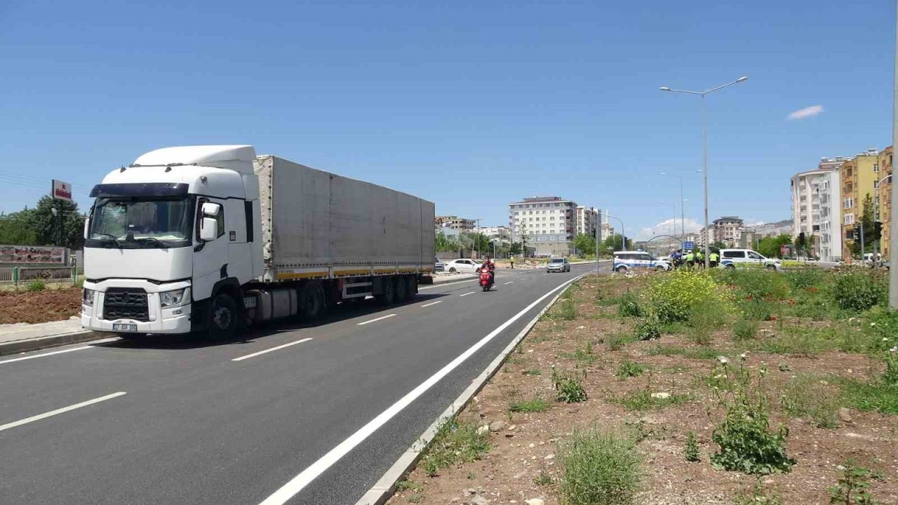 Kilis’te tır ile çarpışan motosikletteki 2 kişi ağır yaralandı