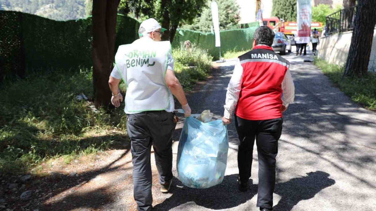 Manisa’da ormanlık alanda yüzlerce kilo çöp toplandı
