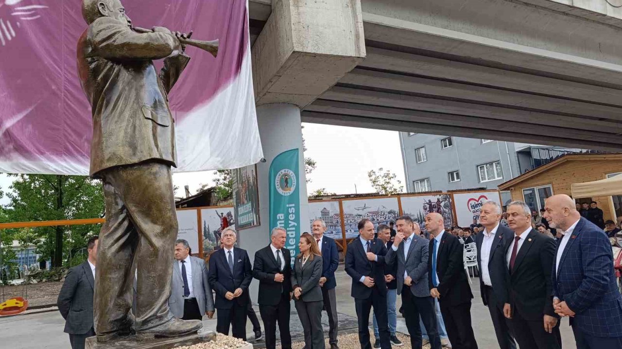 Miting ve açılışların unutulmaz ismi Seyfi Usta’nın heykeli açıldı