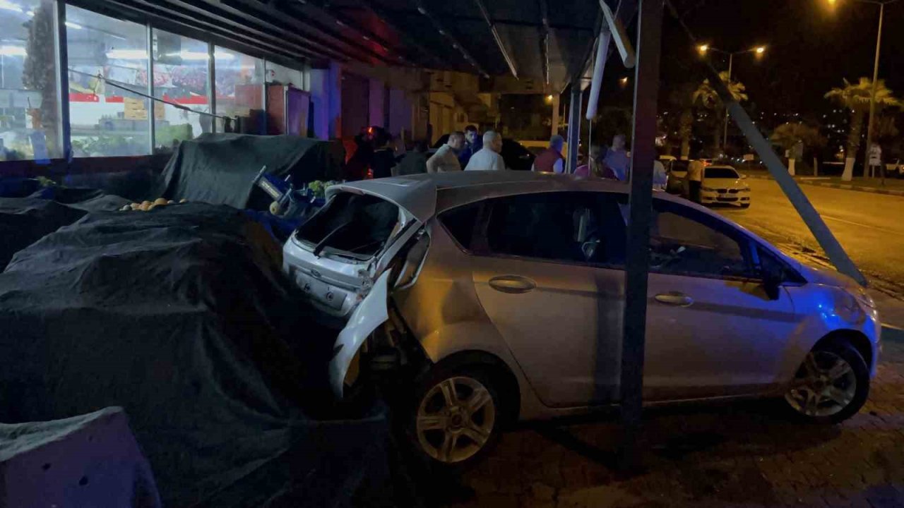 Osmaniye’de kontrolden çıkan otomobil marketin manav bölümüne girdi