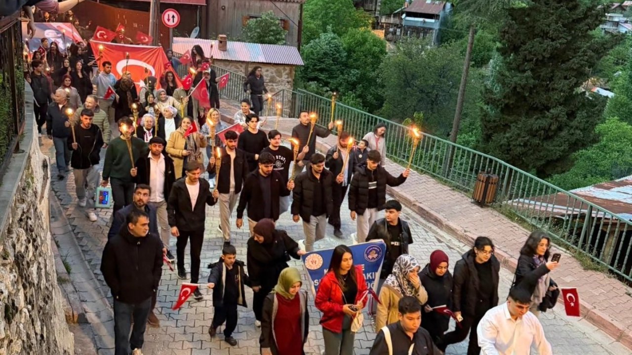 Kemaliye’de 19 Mayıs coşkusu fener alayıyla yaşandı