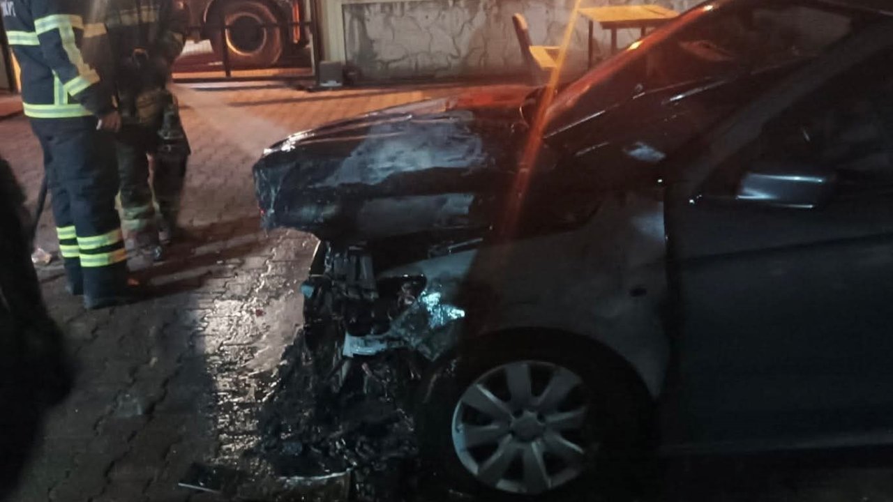 Dörtyol’da otomobilin motor kısmından alevler yükseldi