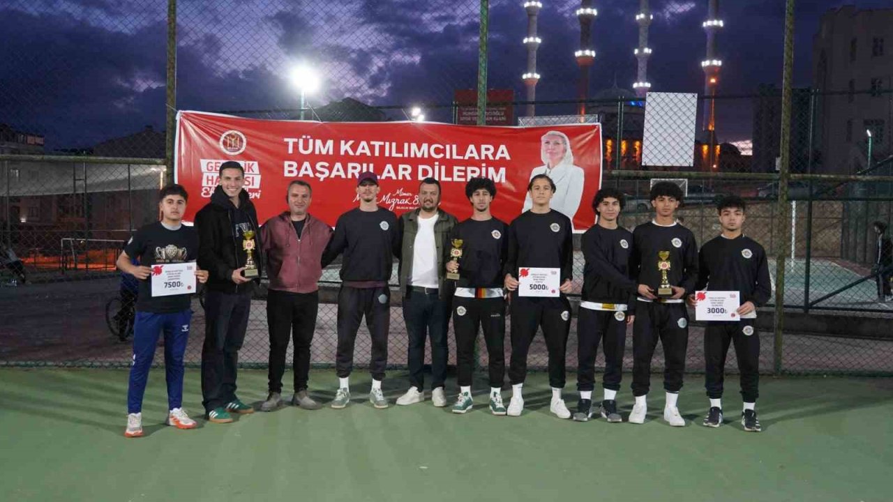 Gençlik turnuvalarında dereceye girenler ödüllerini aldı