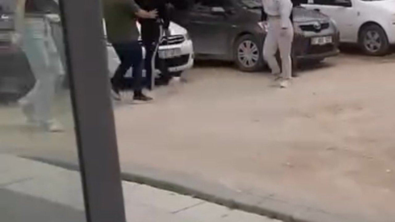 Kızların kavgasını ayıran vatandaşlara bıçakla saldırdı