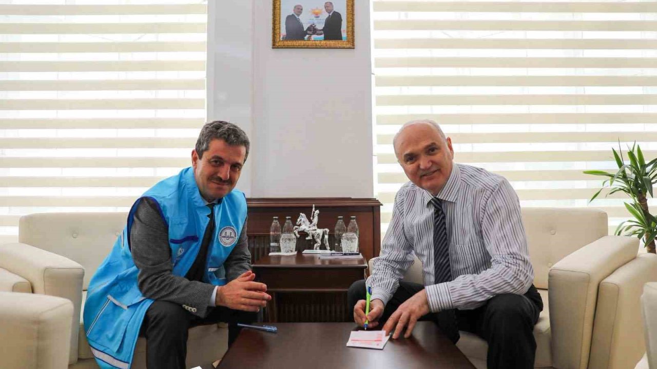 Başkan Özlü, kurbanını bağışladı