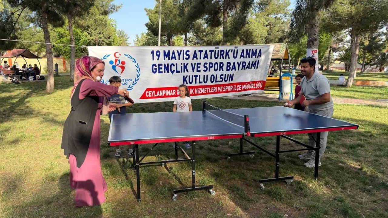 Gençler, vatandaşlarla tenis oynadı