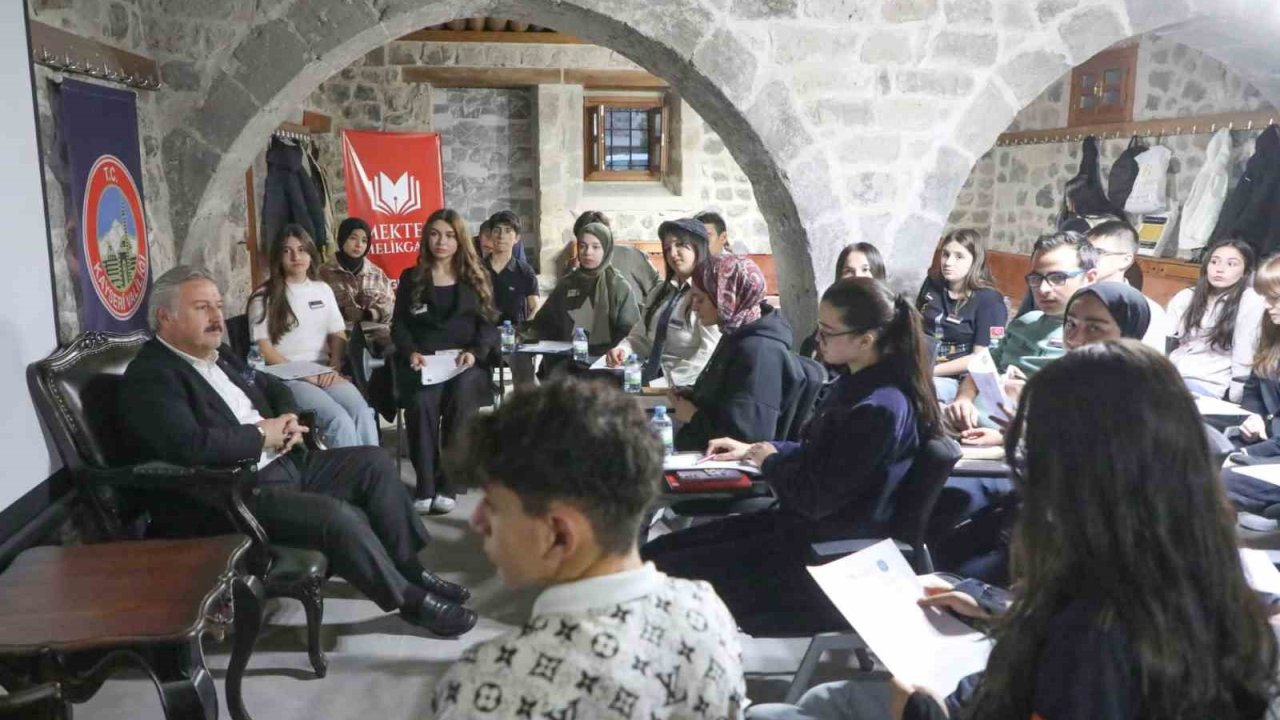 Melikgazi Belediyesi gençlerin hayallerine imza atmaya devam ediyor