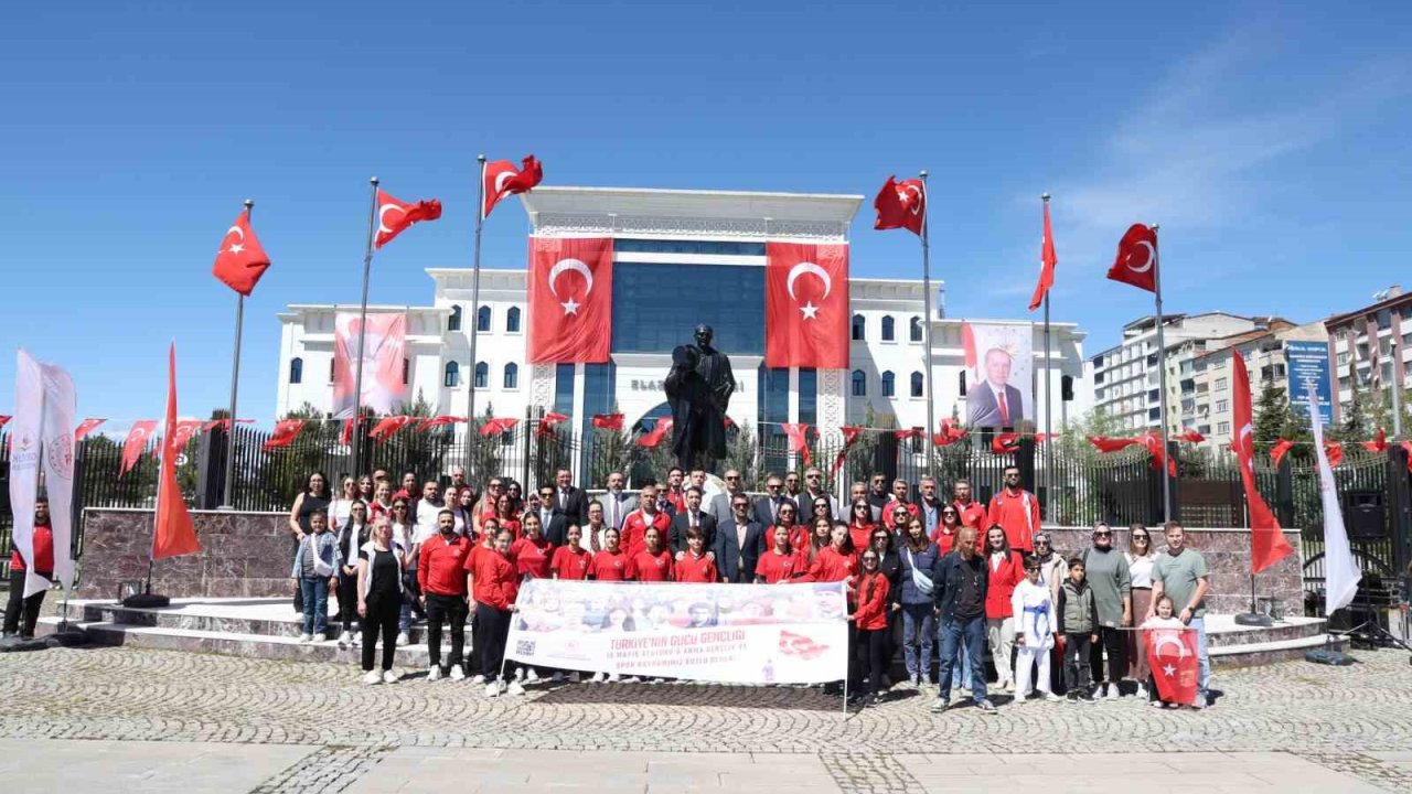 Elazığ’da 19 Mayıs kutlamaları çelenk sunma ile başladı