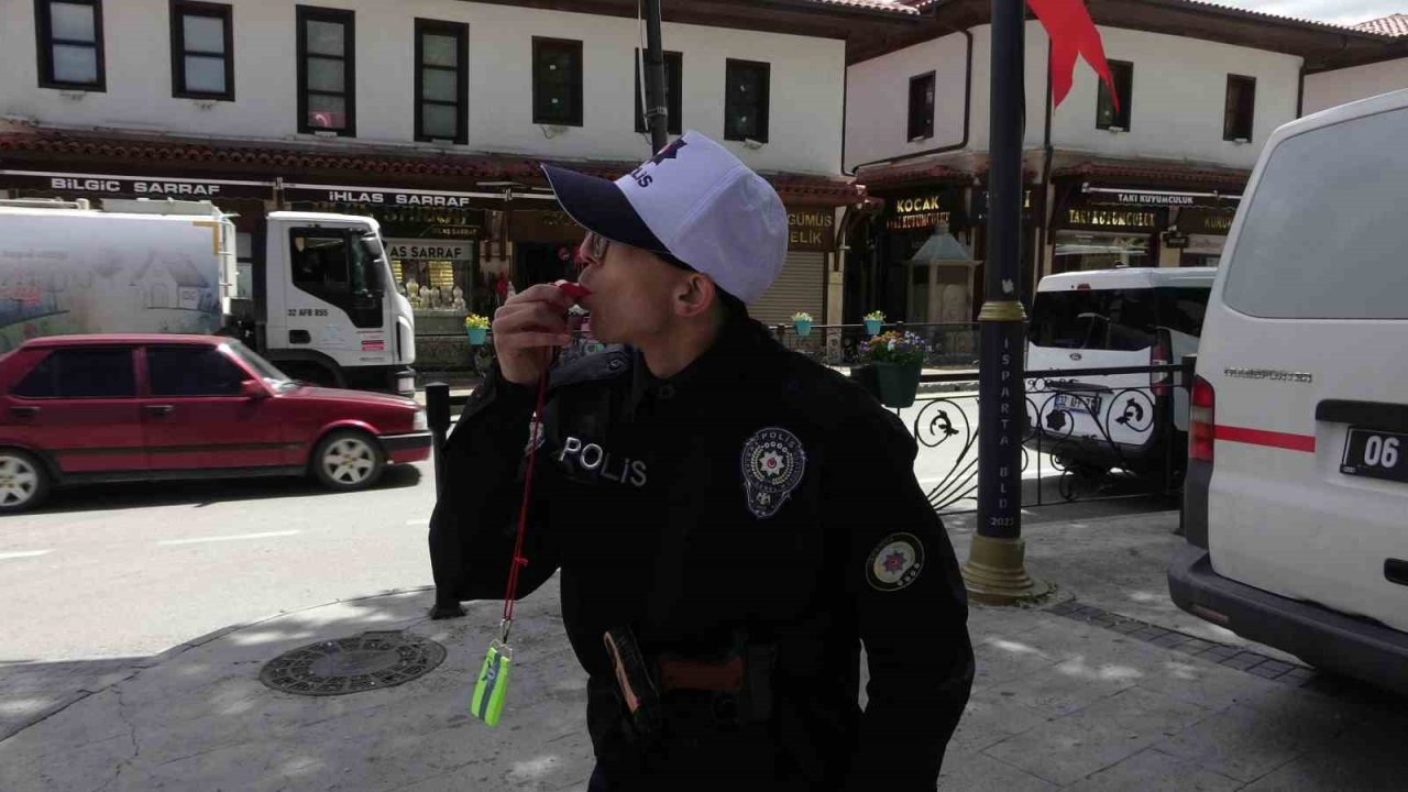 15 yıldır evinde polis üniformasıyla gezen Mert’in polis olma hayali gerçek oldu