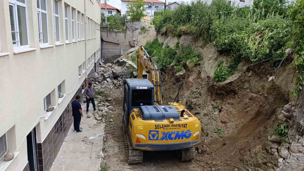 Selendi’de çöken okul duvarında yapım çalışmaları başladı