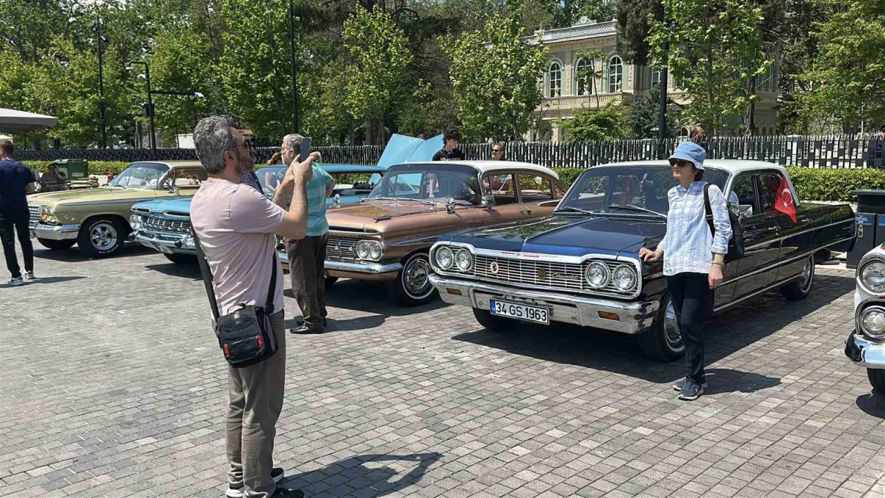 İstanbul’da 19 Mayıs coşkusu: Klasik otomobiller Beyoğlu’nu renklendirdi