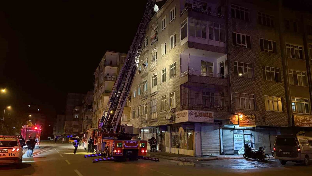 Bodrum katta çıkan yangın paniğe neden oldu