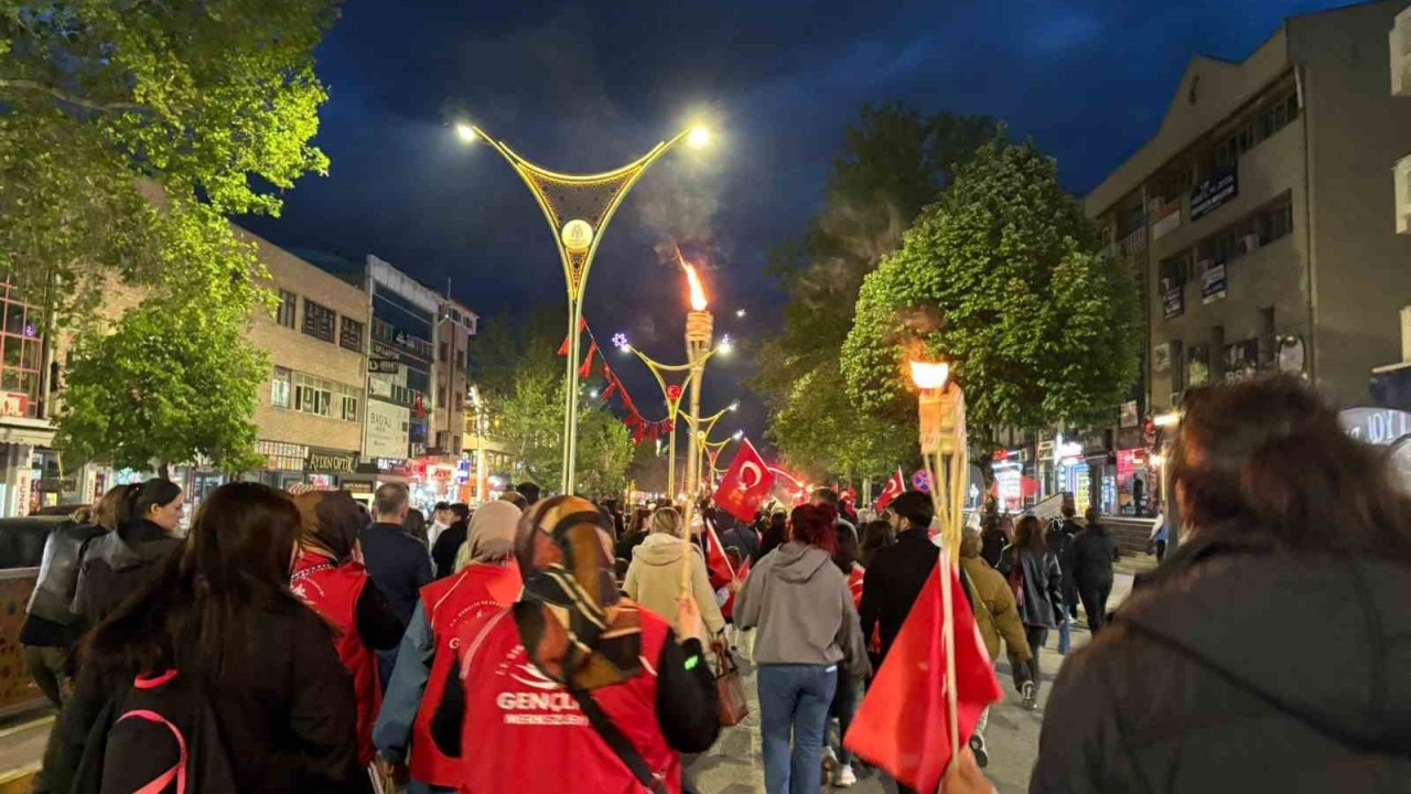 Erzincan’da meşaleli 19 Mayıs yürüyüşü düzenlendi