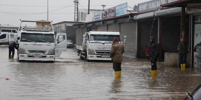 Iğdır küçük sanayi sitesindeki iş yerleri sular altında kaldı