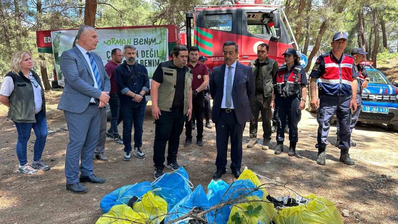 Burhaniye’de orman yangınlarına karşı ormanda çöp toplama etkinliği yapıldı