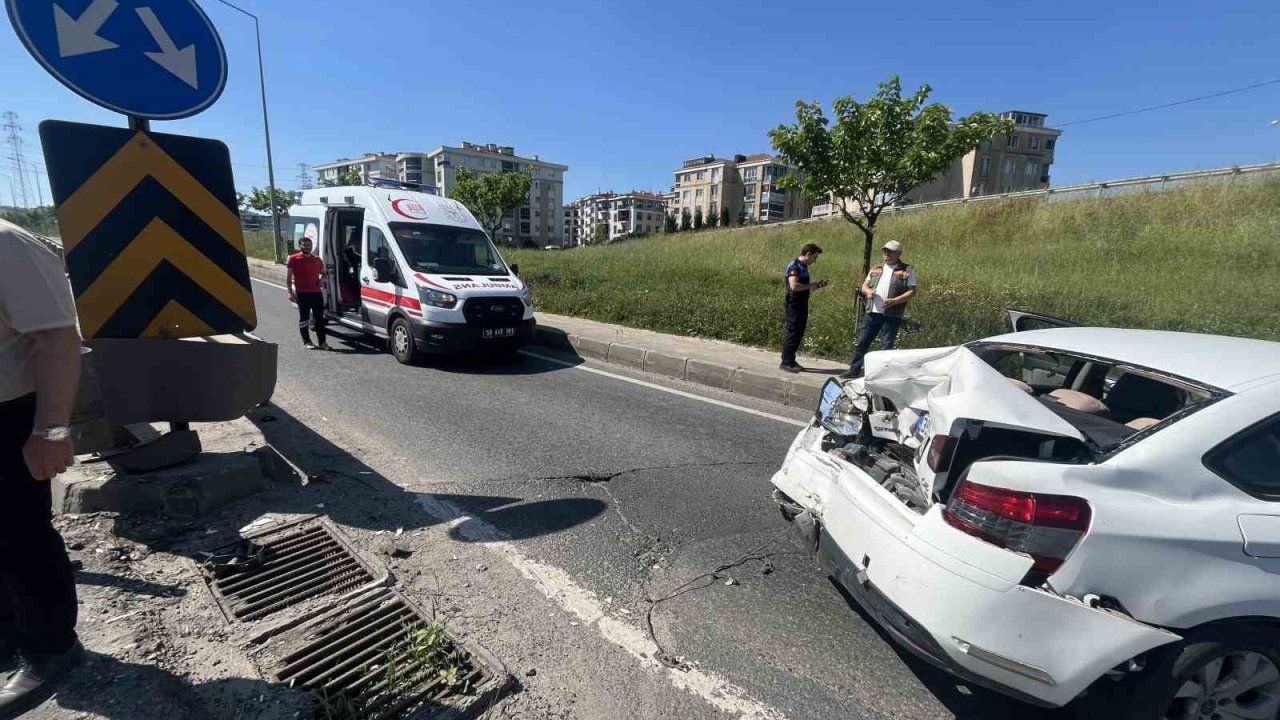 Trafik polisinden örnek davranış: Sürücülerin güvenliği için süpürgeyle yolu süpürdü