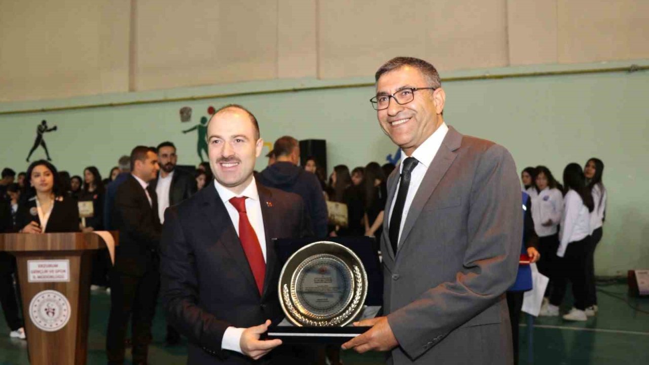 Hasan Oğuz’a anlamlı plaket