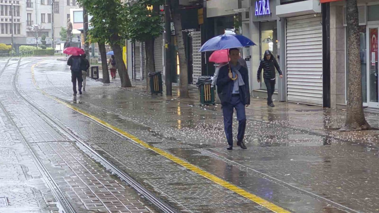 Eskişehir güne yağmurlu başladı